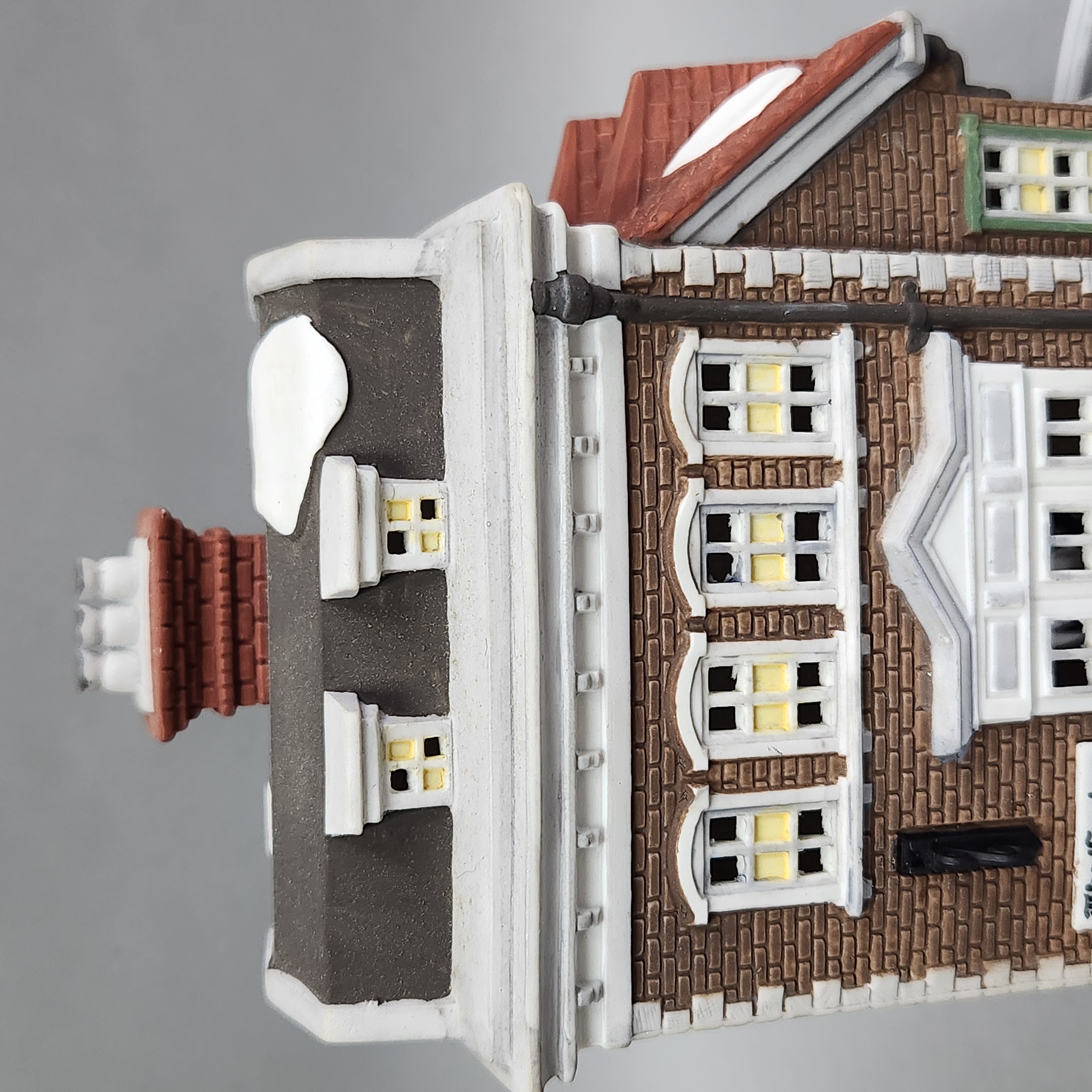 Department 56 Crown & Cricket Inn