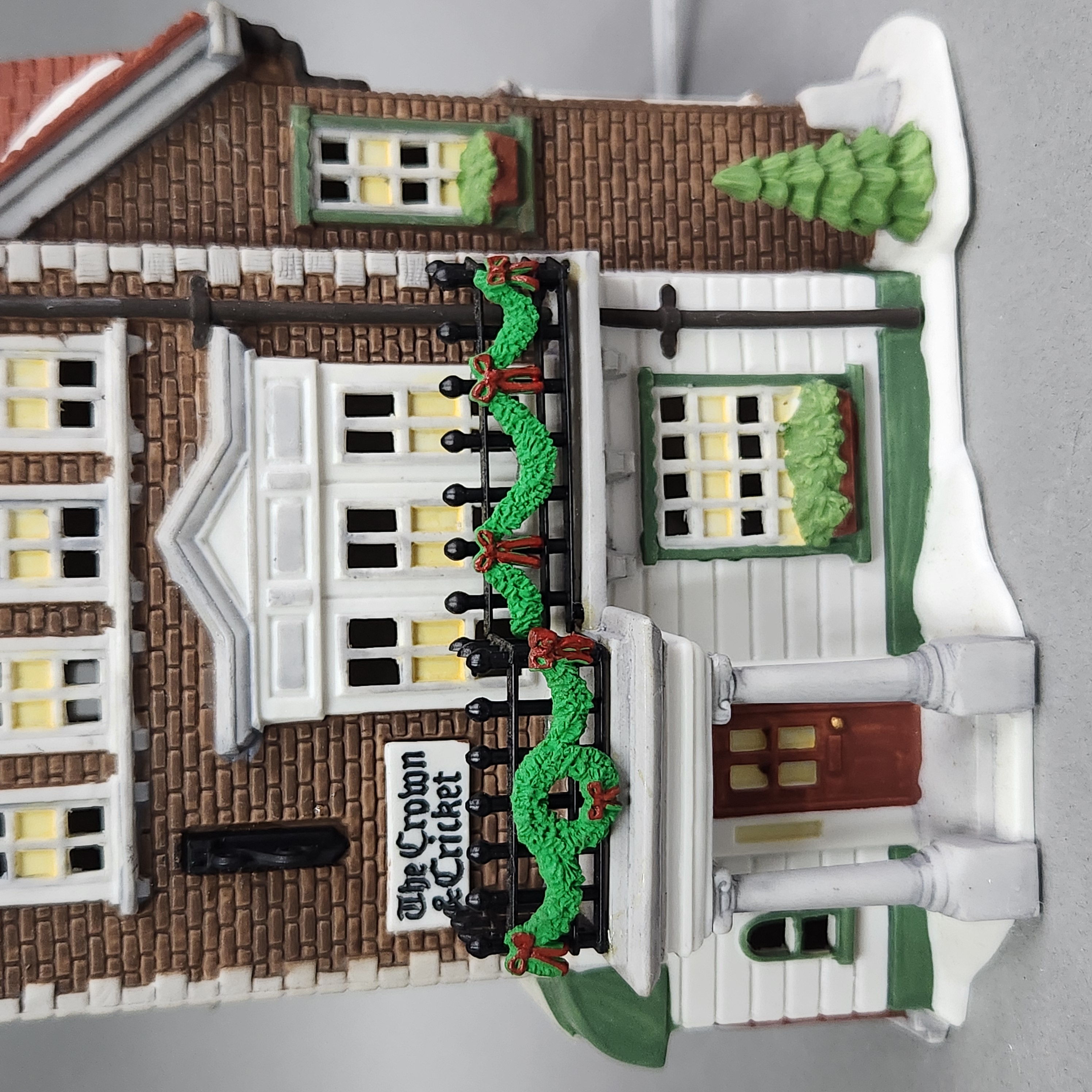 Department 56 Crown & Cricket Inn