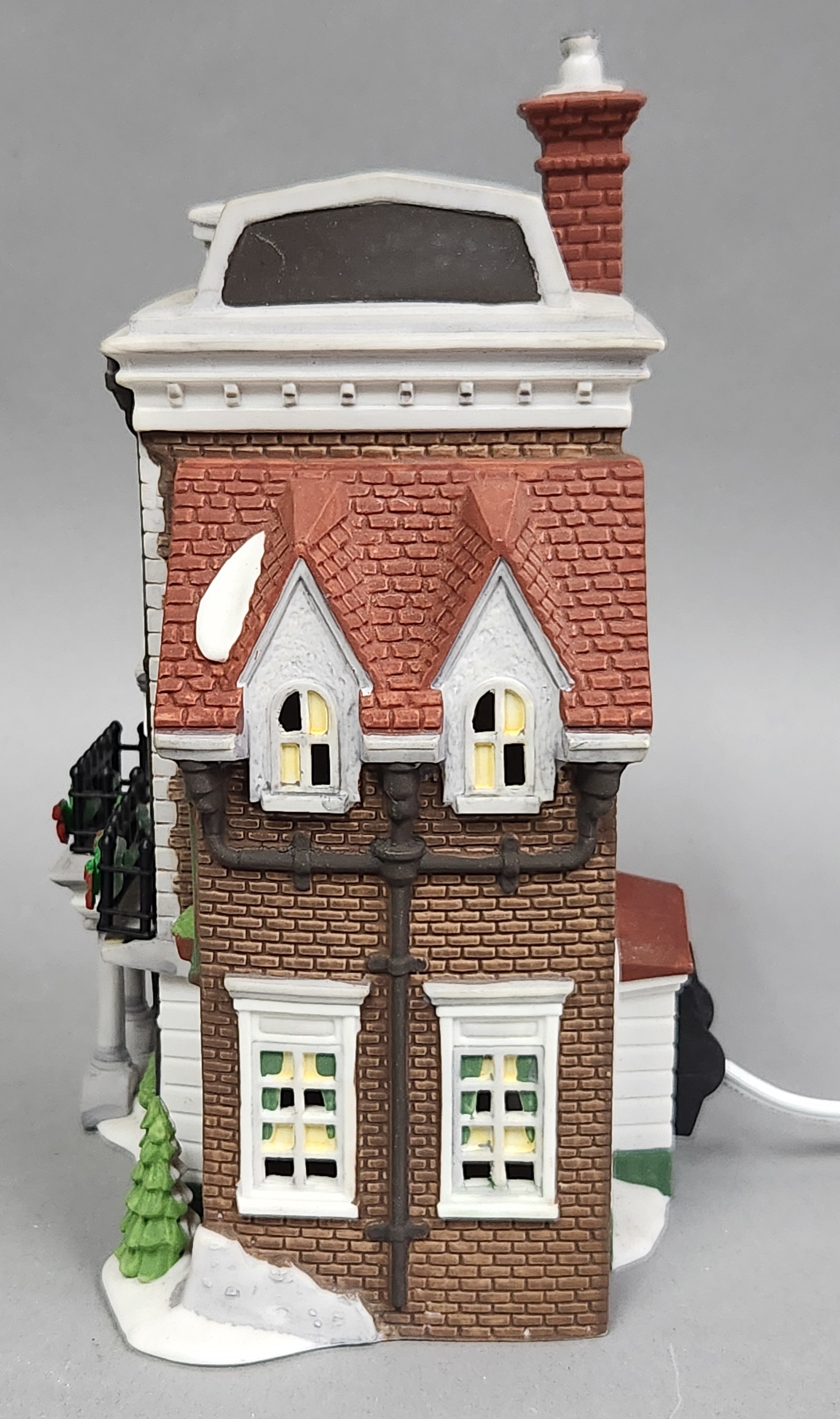 Department 56 Crown & Cricket Inn