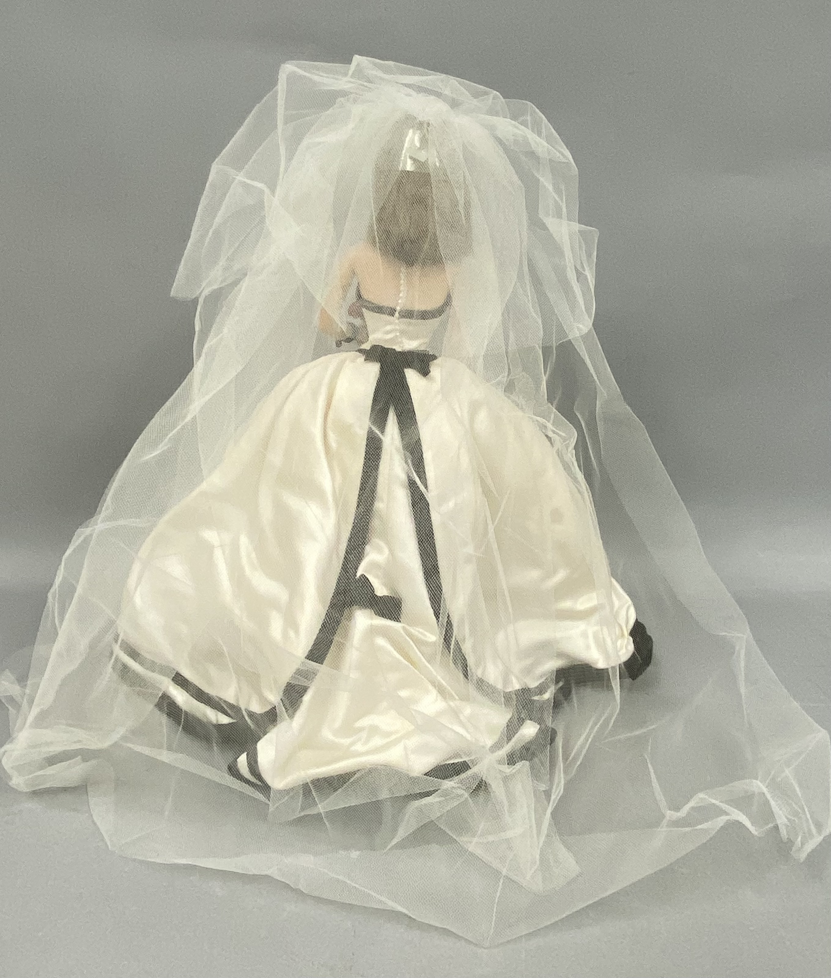 Mattel 1998 Vera Wang Vinyl Bride Barbie