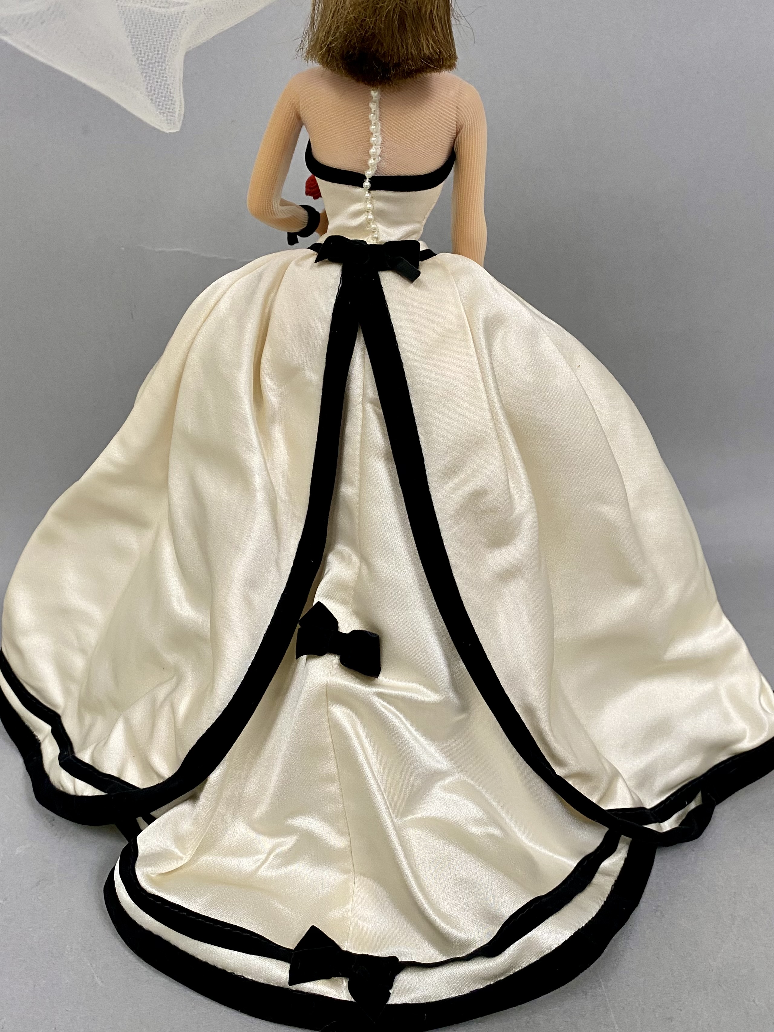 Mattel 1998 Vera Wang Vinyl Bride Barbie