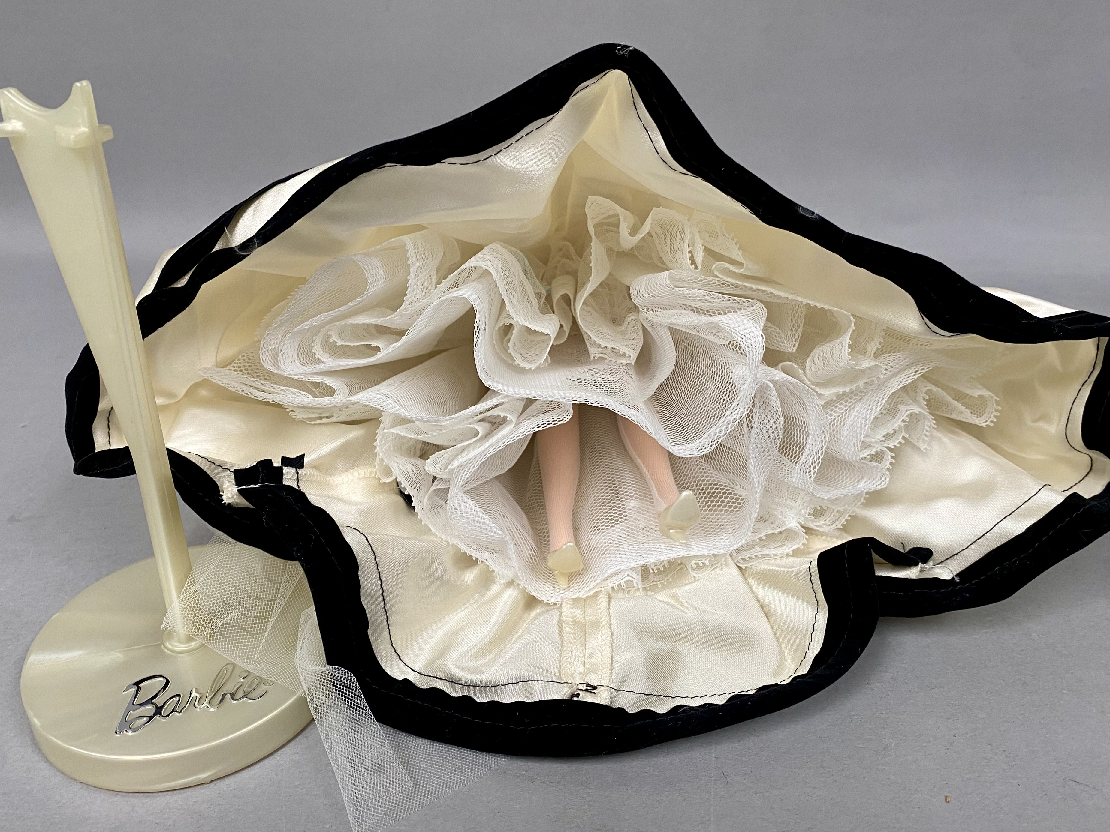 Mattel 1998 Vera Wang Vinyl Bride Barbie