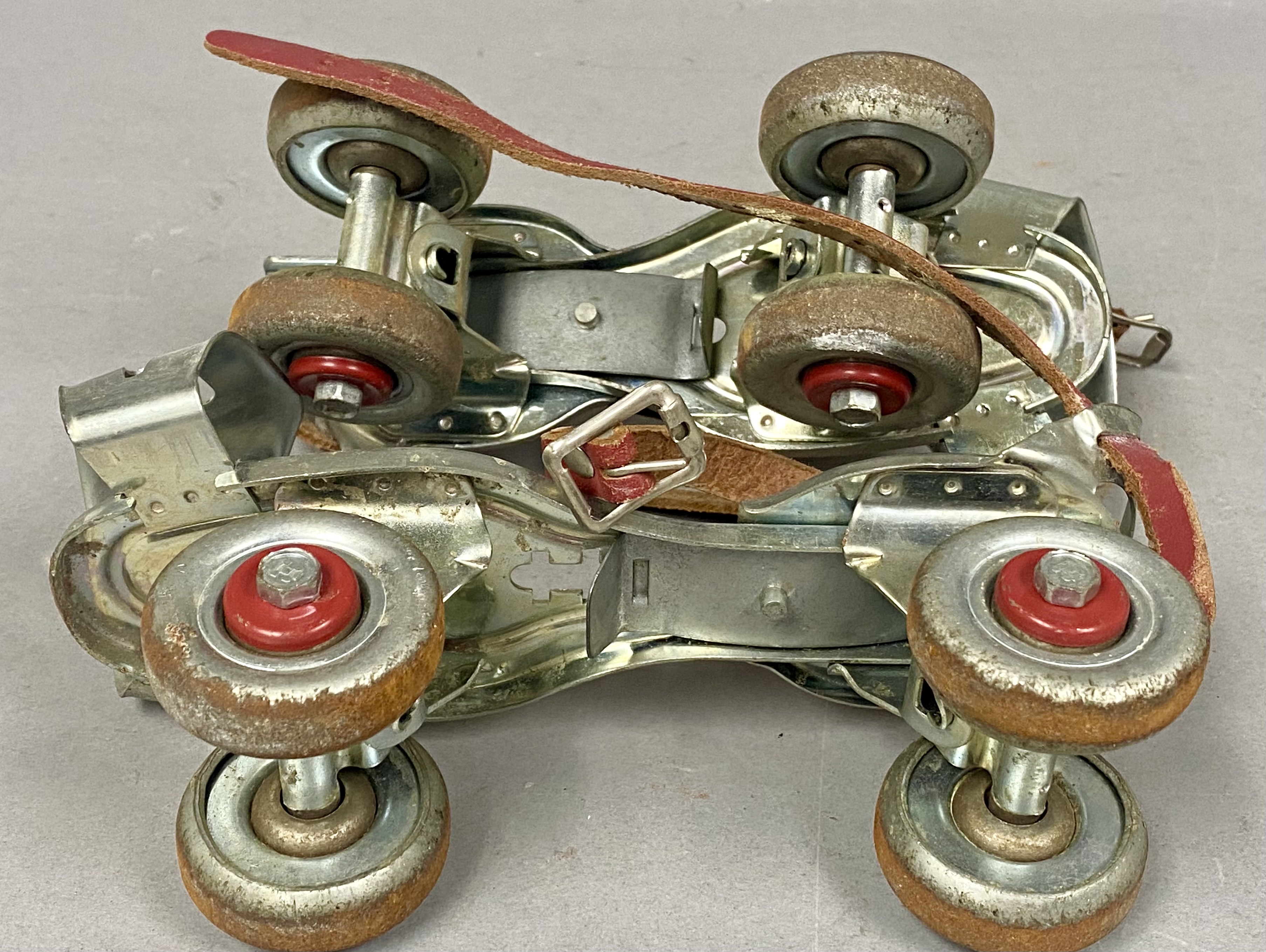 2 Globe Keyless Roller Skates