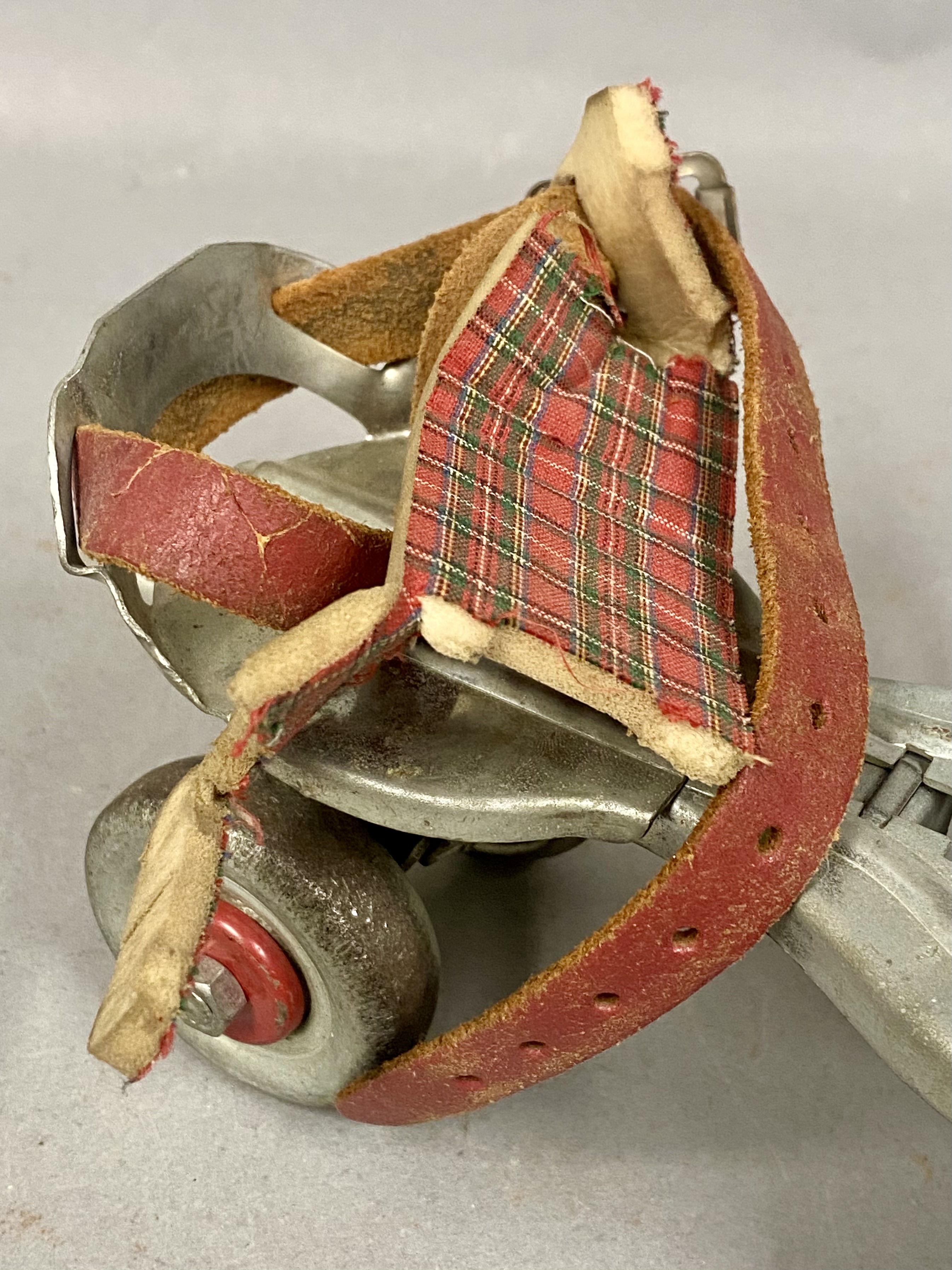 2 Globe Keyless Roller Skates