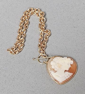 M+M Scognamiglio 14K Heart Cameo Bracelet 3.9 Grams. This Italian-made bracelet features a 