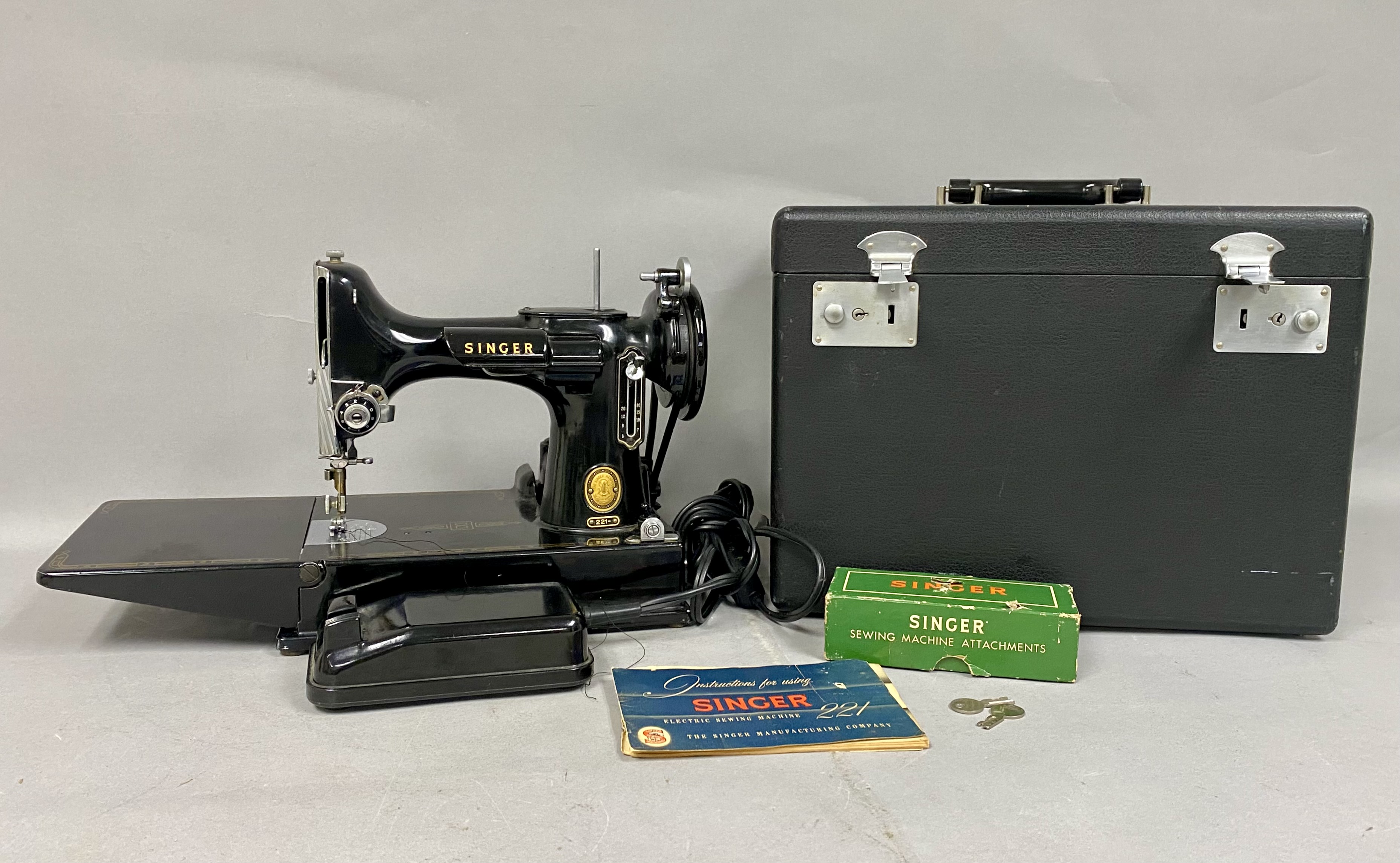 Singer 221 Featherweight Portable Sewing Machine & Case