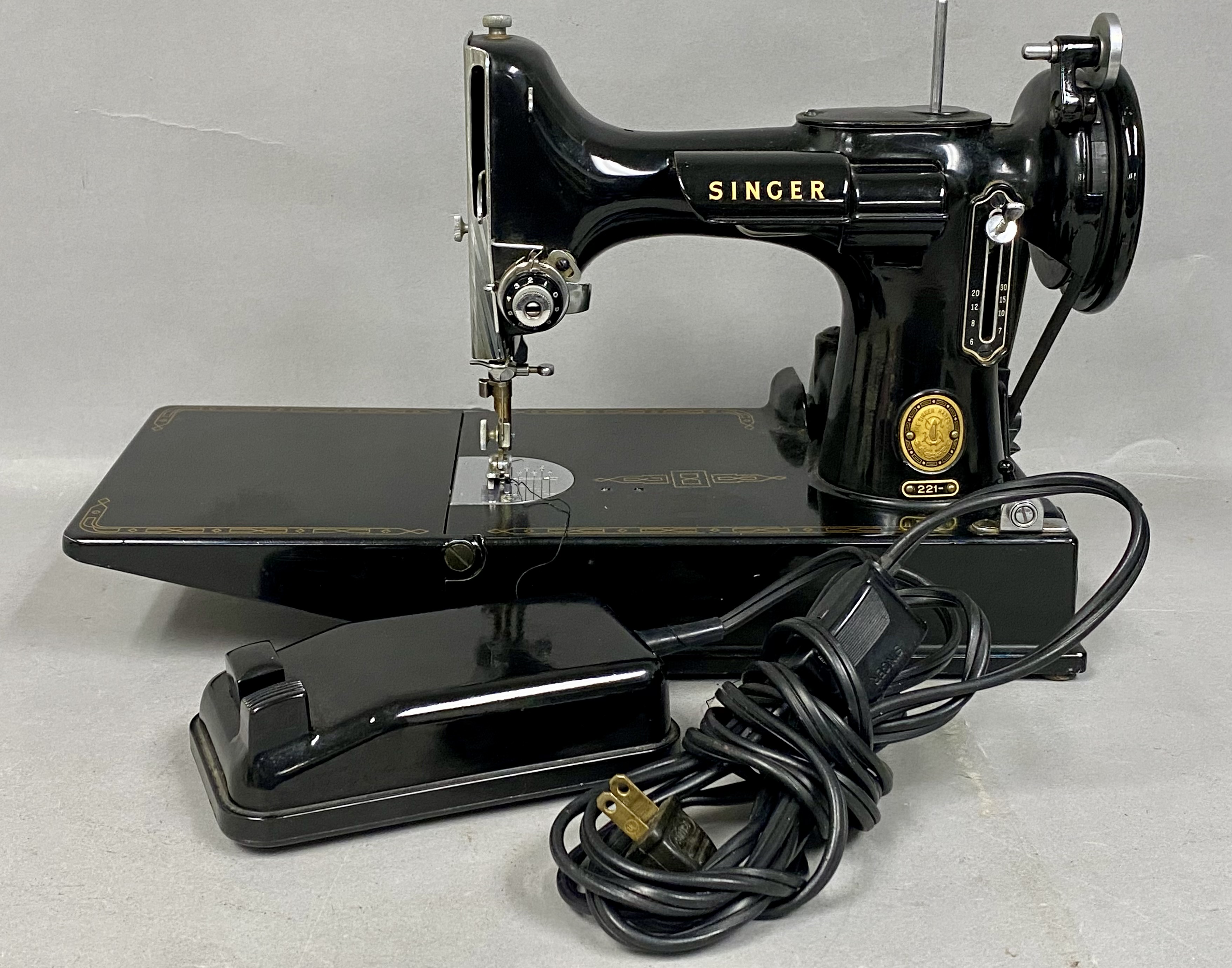 Singer 221 Featherweight Portable Sewing Machine & Case
