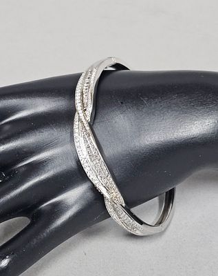 Victoria Wieck Sterling Cubic Zirconia Bangle 21.9 Grams. A Victoria Wieck hinged bangle 