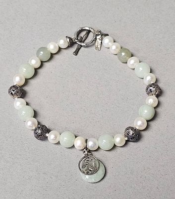 Sterling Pearl & Chinese Jade Bracelet 18.0 Grams. This beaded bracelet features a composition 