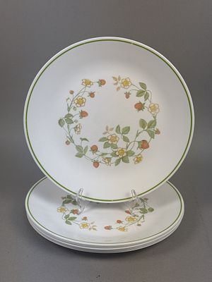 Corelle Strawberry Sundae Vitrelle Dinner Plates. A set of five dinner plates manufactured from 