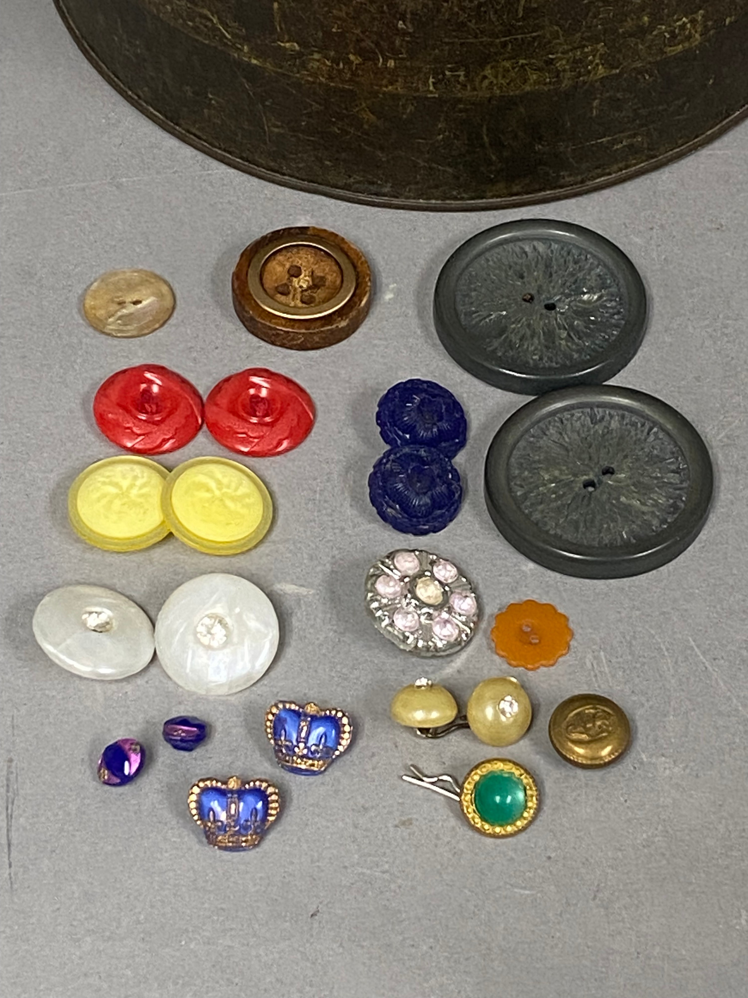 Le Chic Assorted Vintage Sewing Buttons