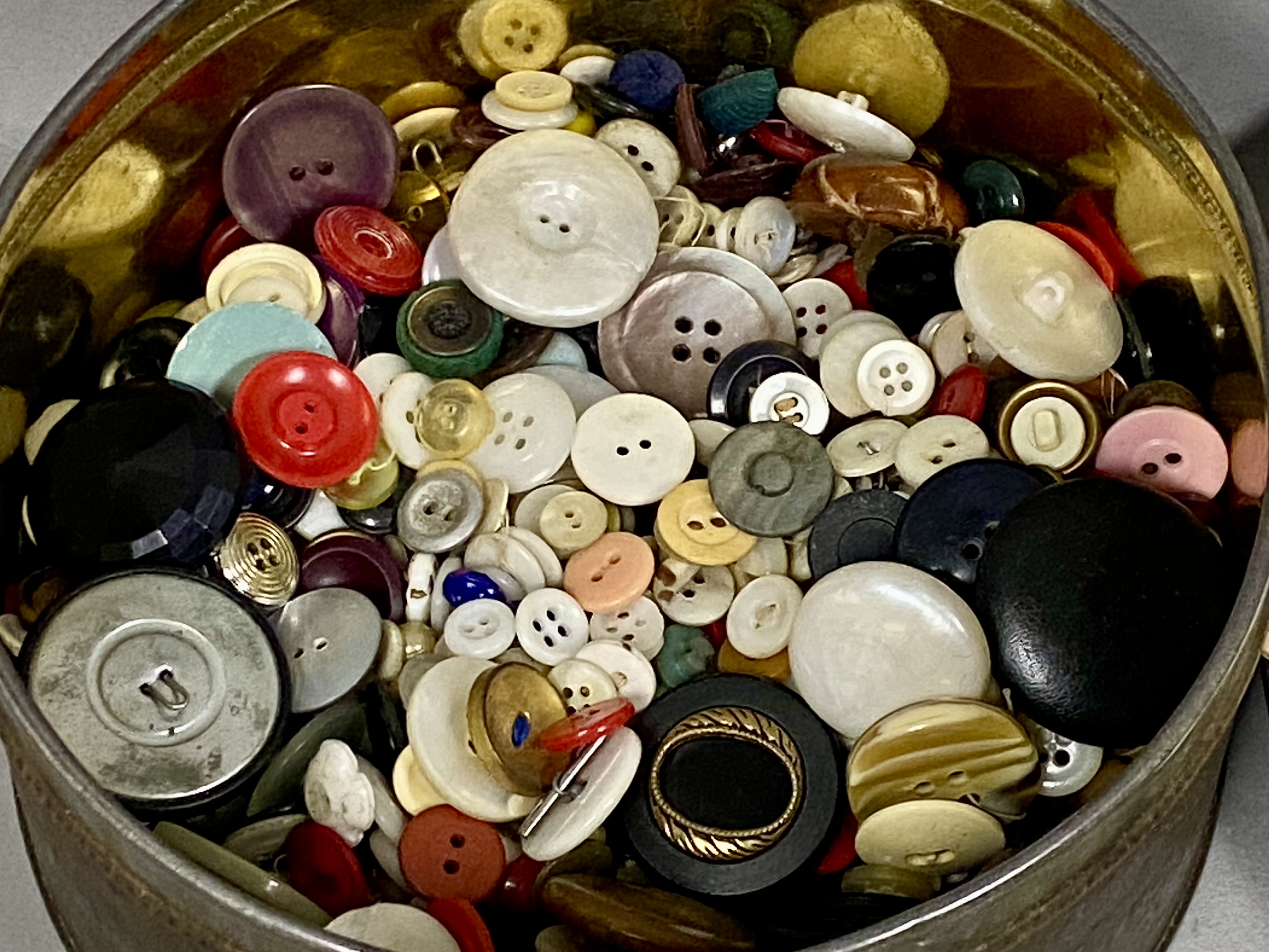 Le Chic Assorted Vintage Sewing Buttons