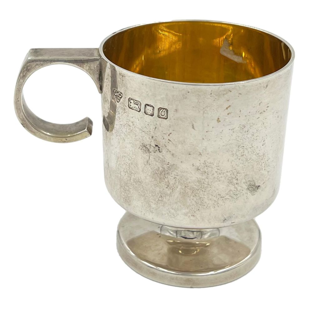 Lot 168: A SMALL MODERN SILVER MUG OF PLAIN FORM,...