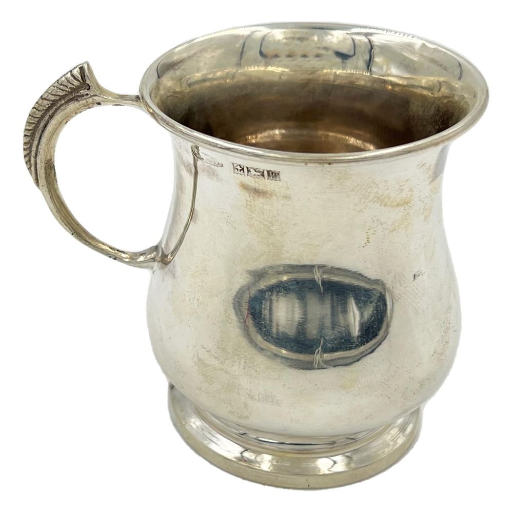 Lot 169: A SMALL SILVER TANKARD OF BALUSTER FORM WITH...