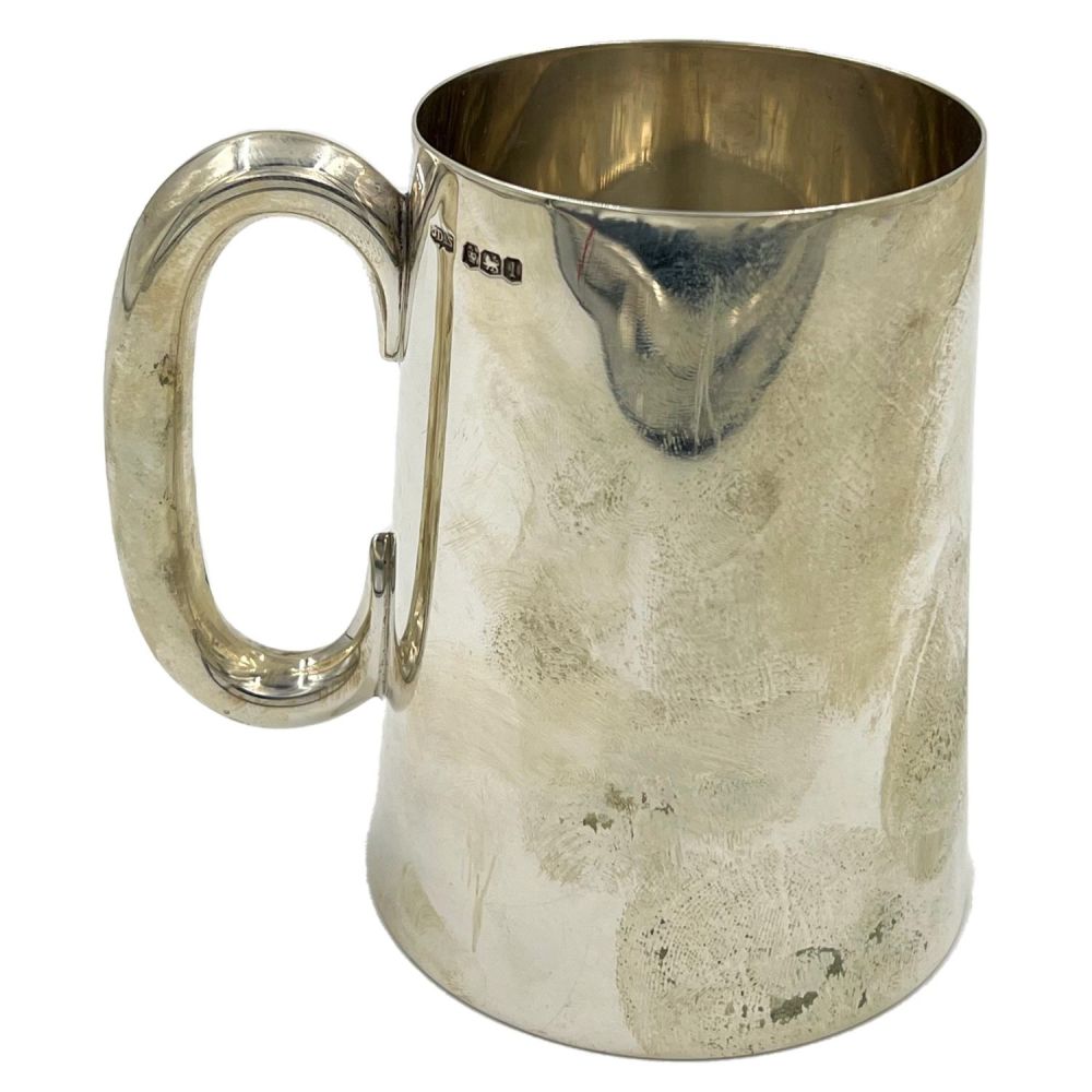 Lot 174: A GOOD SIZE SILVER TANKARD OF PLAIN AND...