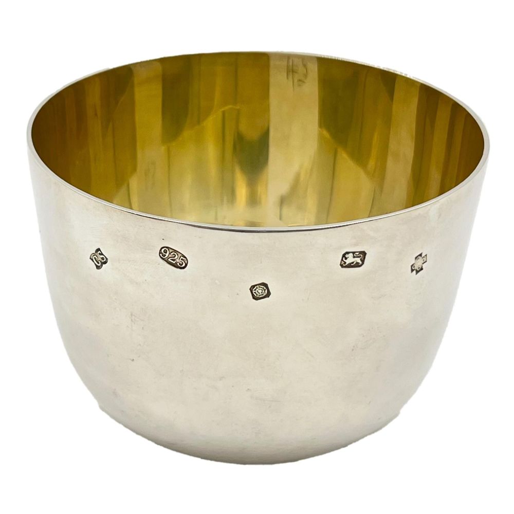 Lot 181: A MODERN GOOD QUALITY SILVER DRINKING BEAKER, SHEFFIELD,...