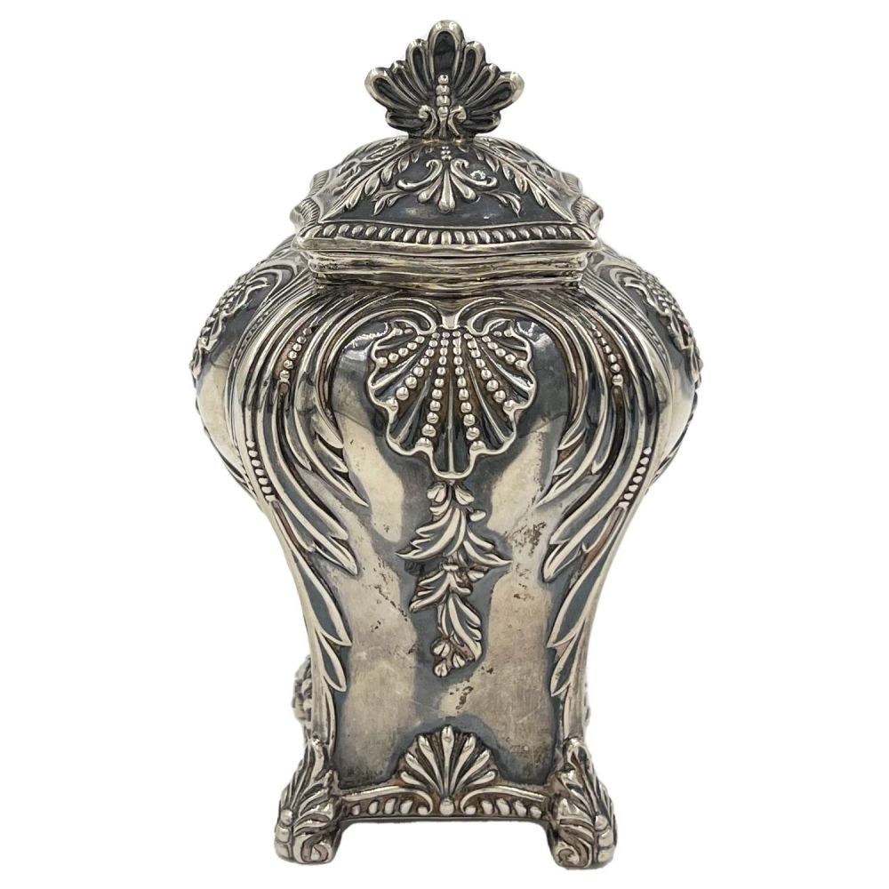 Lot 183: AN ELEGANT EDWARDIAN SILVER TEA CADDY WITH EMBOSSED...