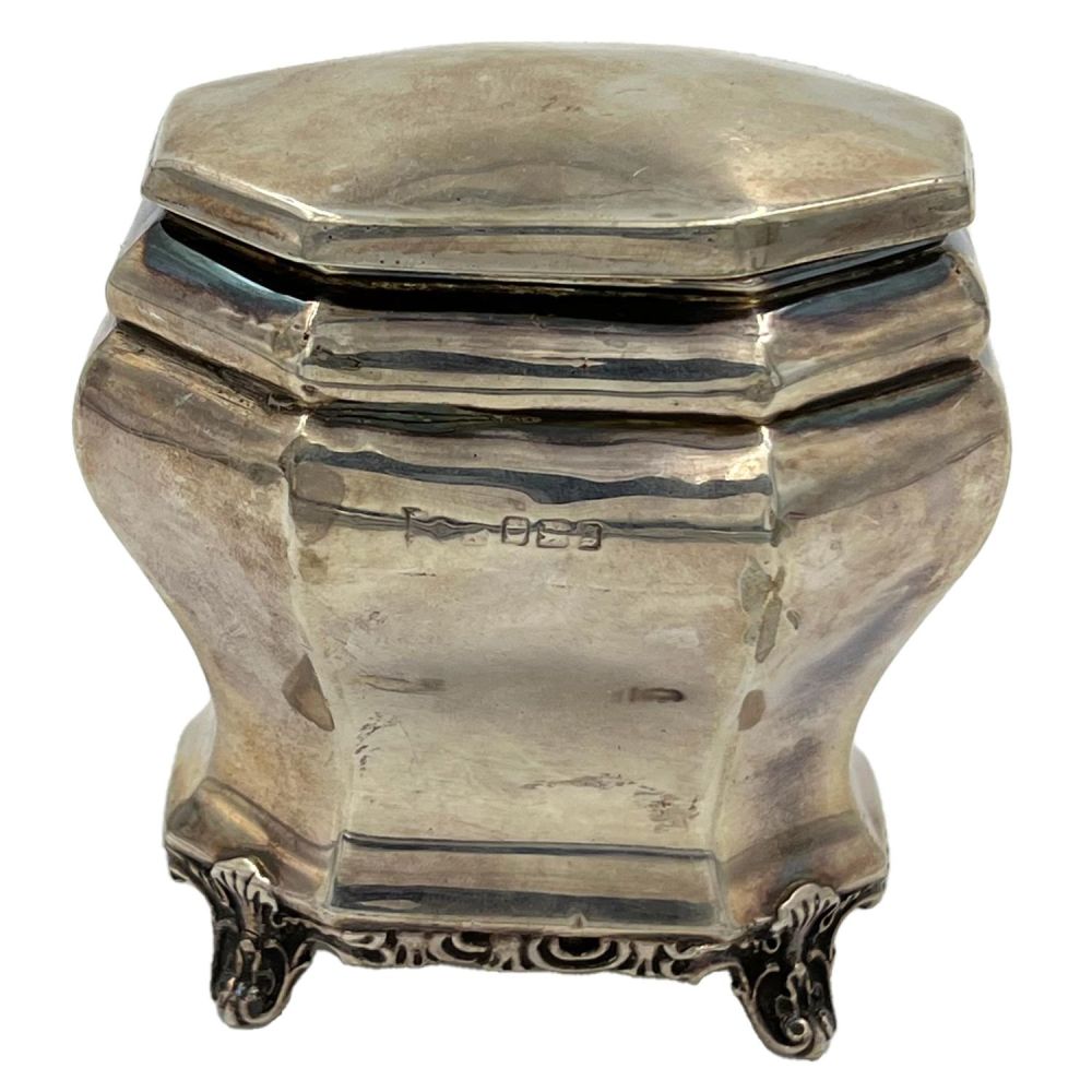 Lot 186: A SILVER LIDDED TEA CADDY, SHEFFIELD, 1899