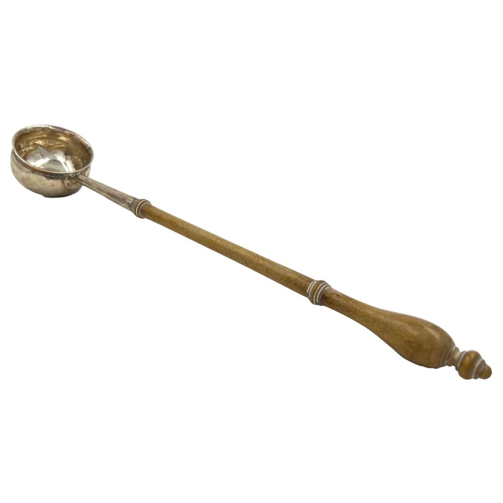 Lot 199: A GEORGIAN SILVER PUNCH/TODDY LADLE WITH TURNED WOODEN...