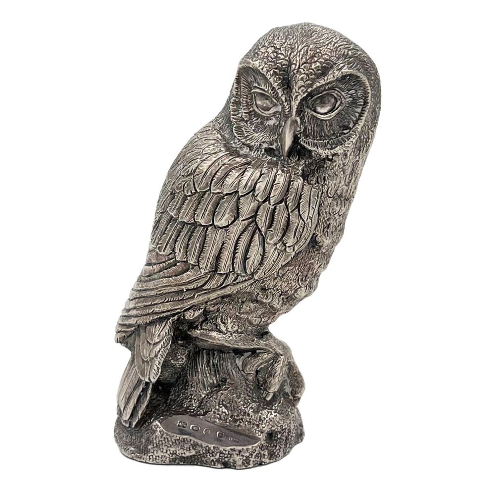 Lot 202: A GOOD QUALITY SILVER MODEL OF AN OWL,...