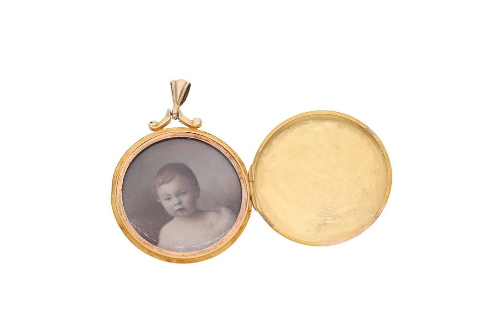 Lot 167: Antique 15ct Gold Locket.