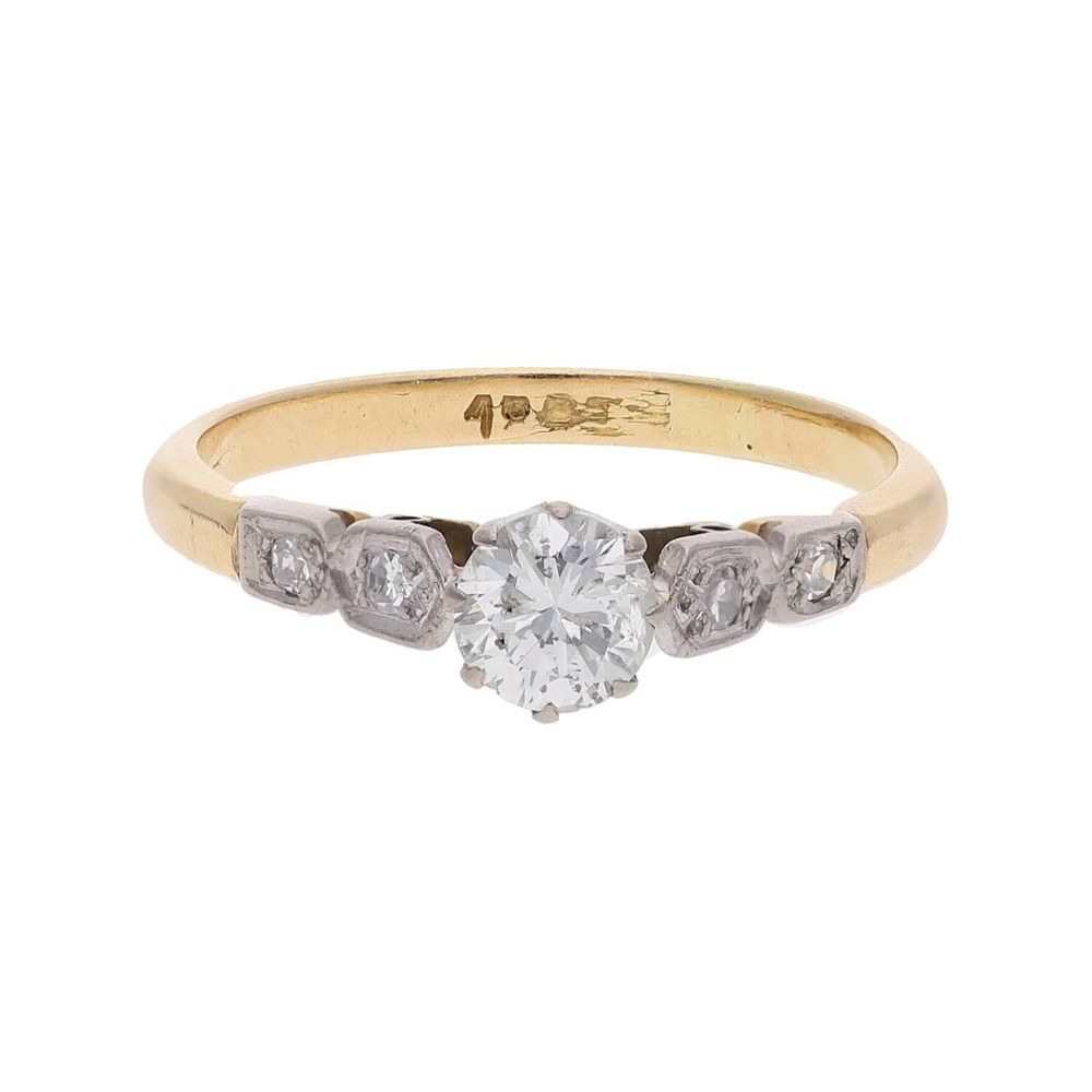 Lot 324: 18ct Gold and Diamond Solitaire Ring, Size M.