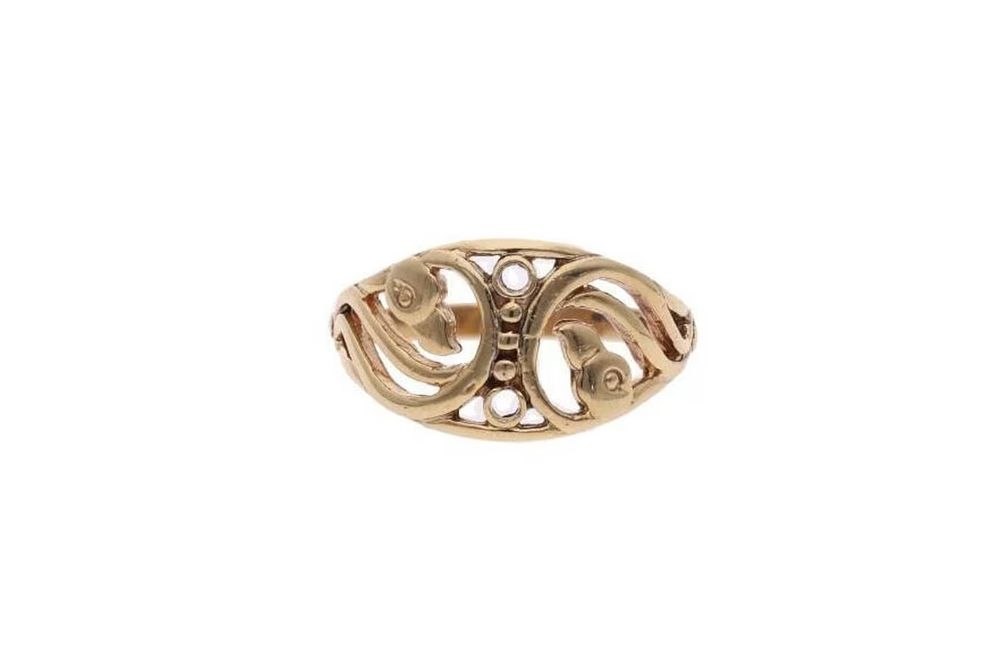 Lot 348: 9ct Gold Swan/Birds Pierced Ring, Size K.