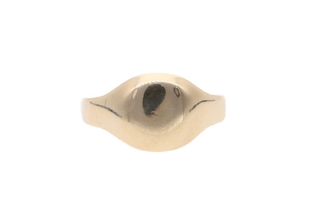 Lot 352: 9ct Gold Signet Ring.