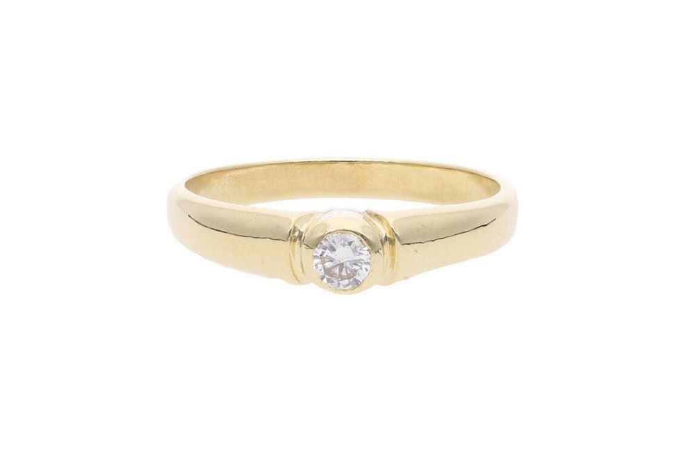 Lot 355: 18ct Gold and Diamond Single Stone Ring.