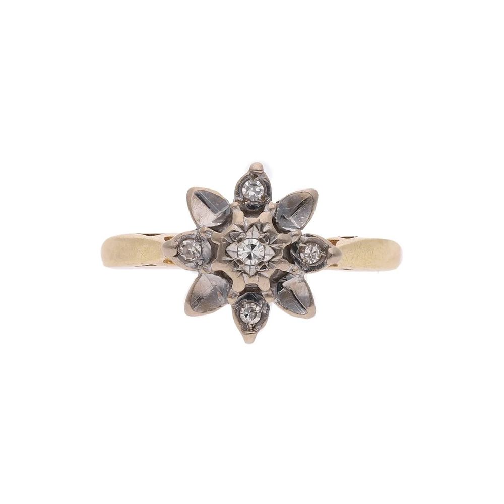 Lot 430: 18ct Gold and Diamond Cluster Ring, Size K 1/2.