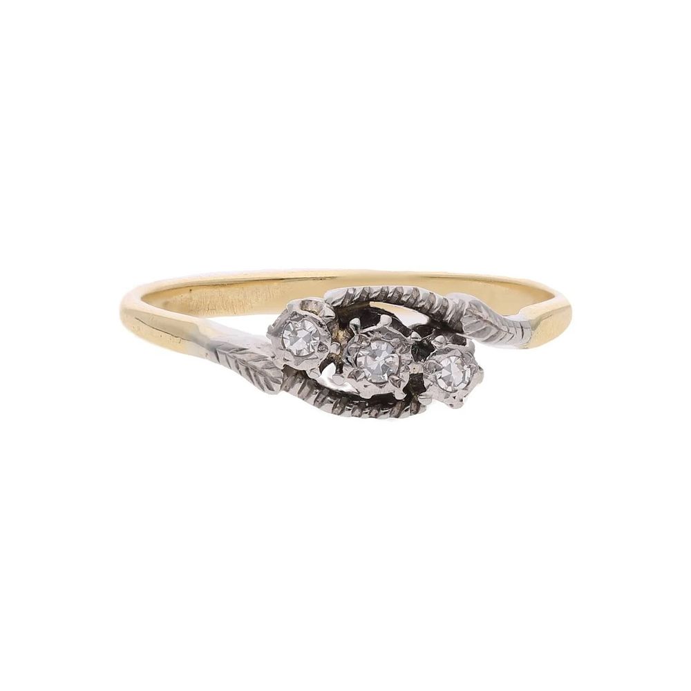 Lot 436: 18ct Gold and Diamond Three Stone Ring, Size M 1/2.