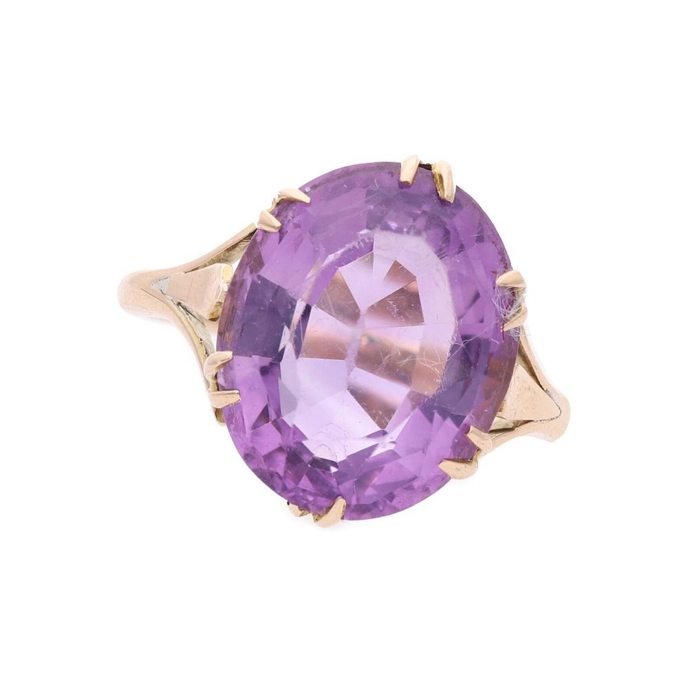 Lot 441: 9ct Gold and Amethyst Ring, Size L.