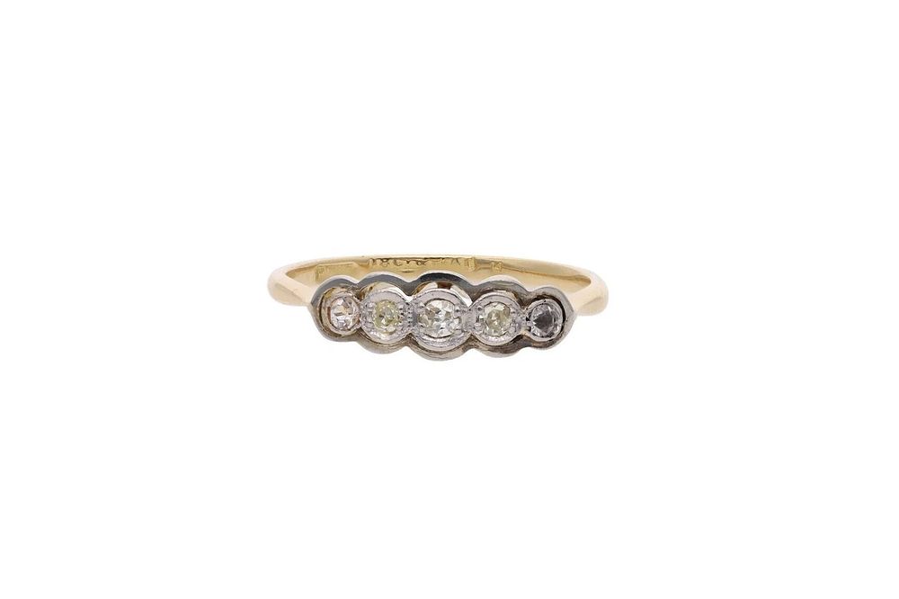 Lot 443: 18ct Gold and Five Stone Diamond Ring, Size O 1/2.