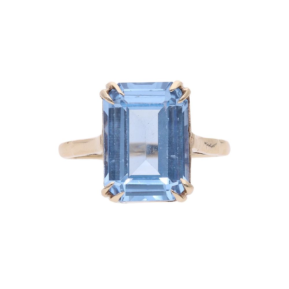 Lot 447: 9ct Gold and Emerald Cut Blue Topaz Ring, Size O 1/2.