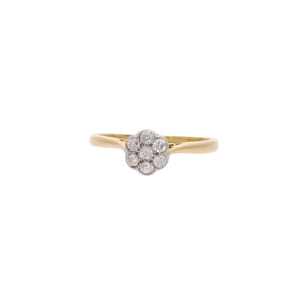 Lot 489: 18ct Gold and diamond Daisy Ring, Size H.