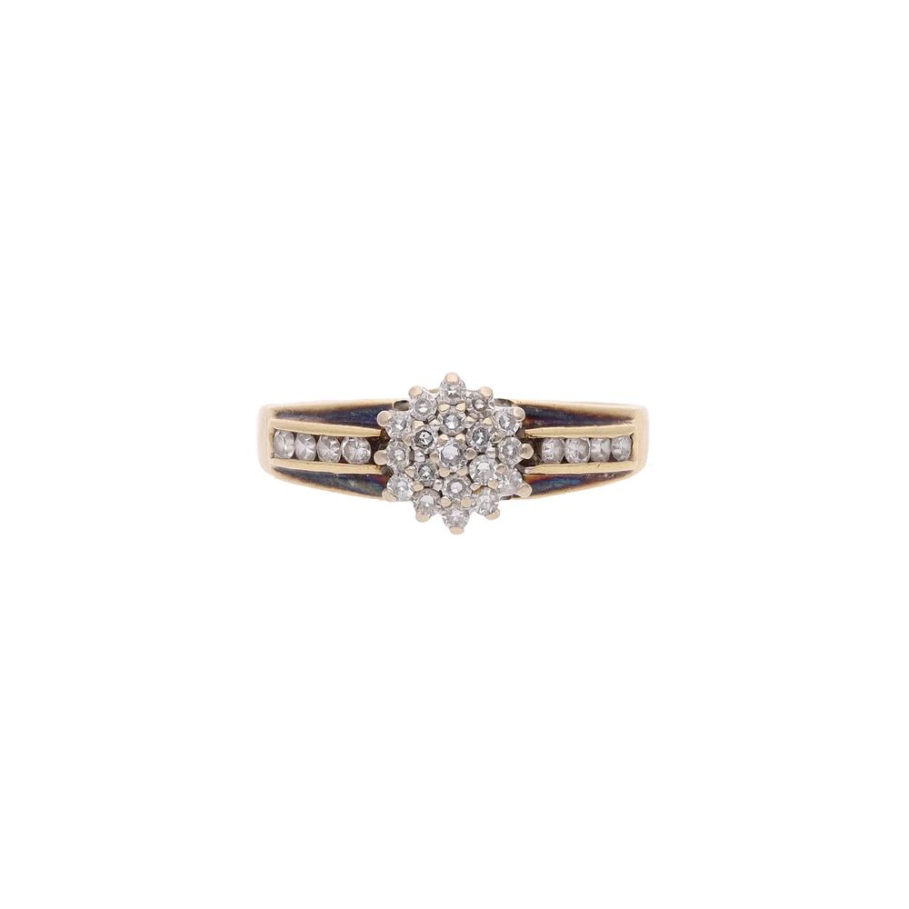 Lot 490: 18ct Gold and Diamond Cluster Ring, Size M 1/2.