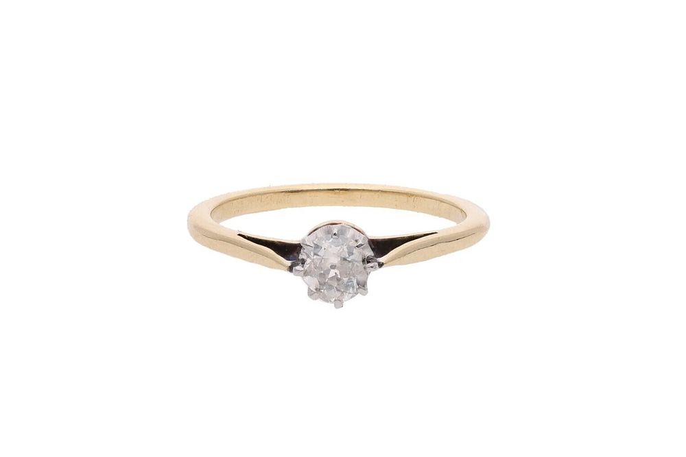 Lot 496: 18ct Gold and Diamond Solitaire Ring, Size M.