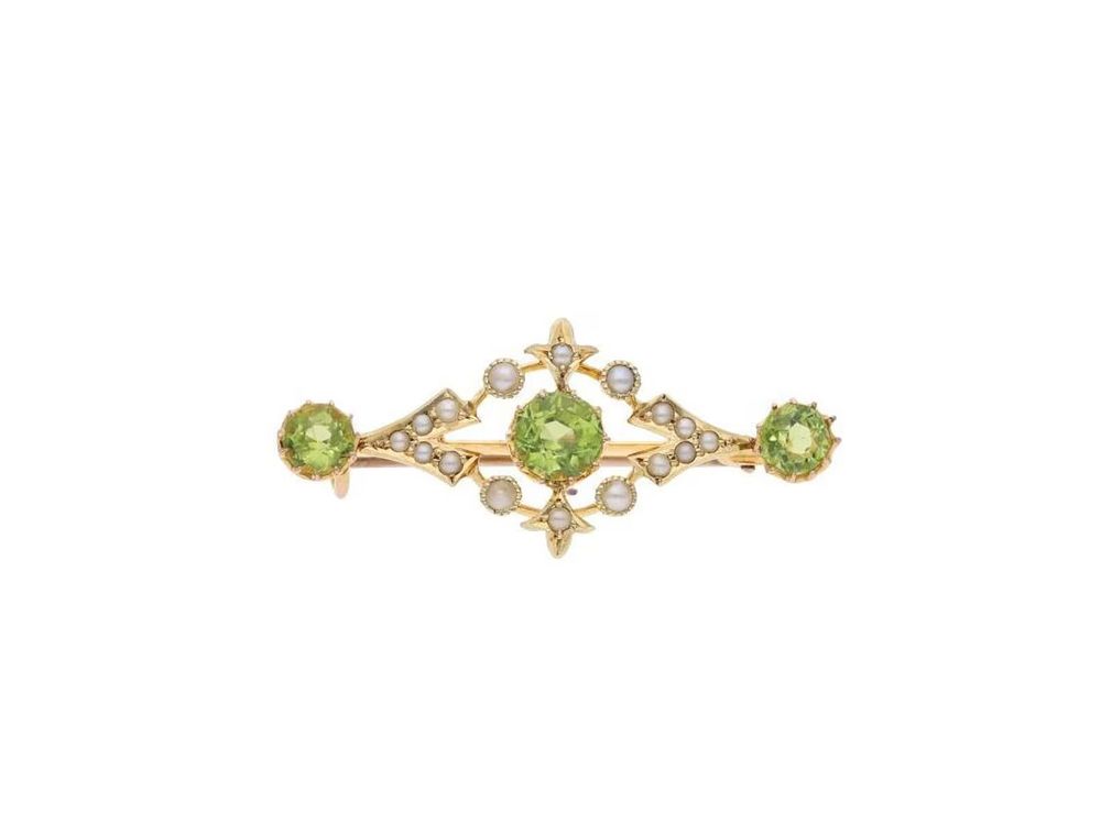 Lot 520: Antique 15ct Gold Peridot and Pearl Brooch.