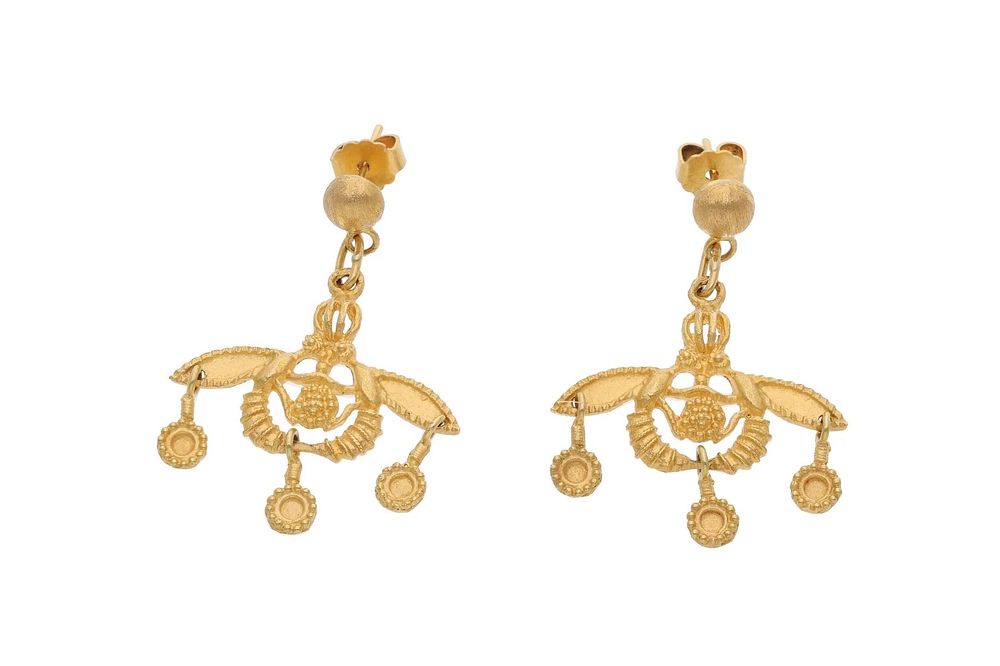 Lot 538: 18ct Gold Drop Earrings