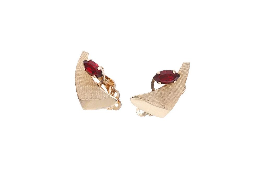 Lot 545: Van DEll 12ct Gold Filled and Garnet Clip on Earrings.
