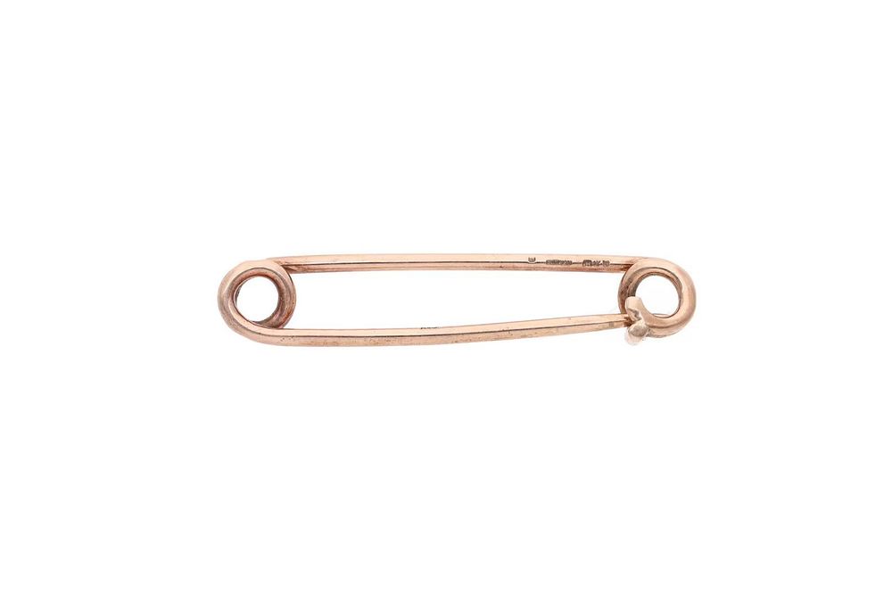 Lot 555: 9ct Rose Gold and Kilt Pin.