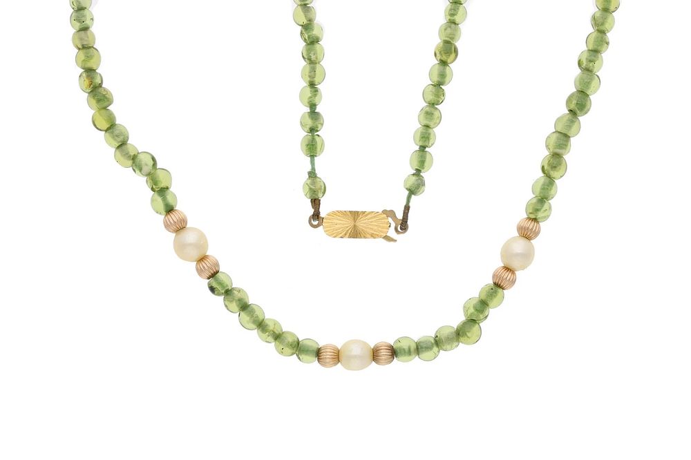 Lot 563: 9ct Gold Clasp Pearl and Peridot Beads Necklace, 16.5 Inches Long.