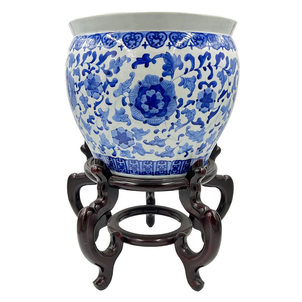 Lot 171: CHINESE BLUE AND WHITE PORCELAIN PLANTER