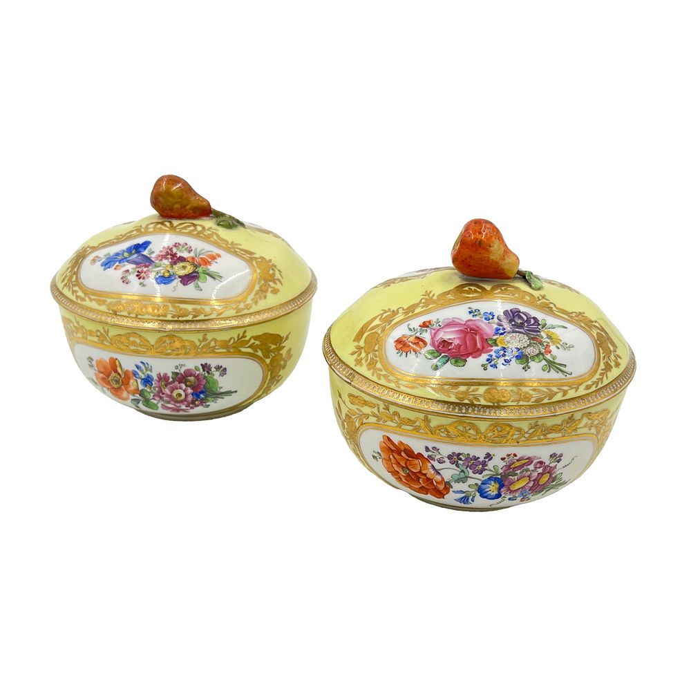 Lot 198: A PAIR OF MEISSEN PORCELAIN BONBONNIERE