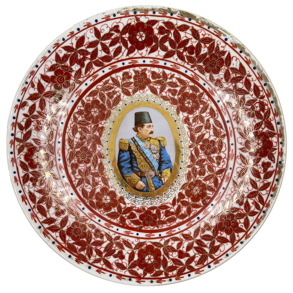 Lot 208: QAJAR PORCELIAN PLATE DEPICTS A RULER