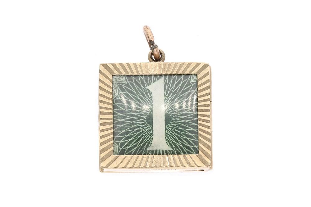 Lot 164: Vintage 9ct Gold Emergency One Pound Charm.