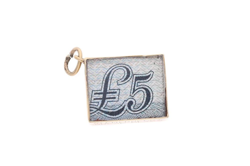 Lot 165: Vintage 9ct Gold Emergency Five Pound Charm