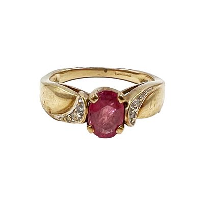 9 Carat Yellow Gold and Ruby Ring 
HALLMARKS: Marked for 9 Carat 
MEASUREMENT: Size S 