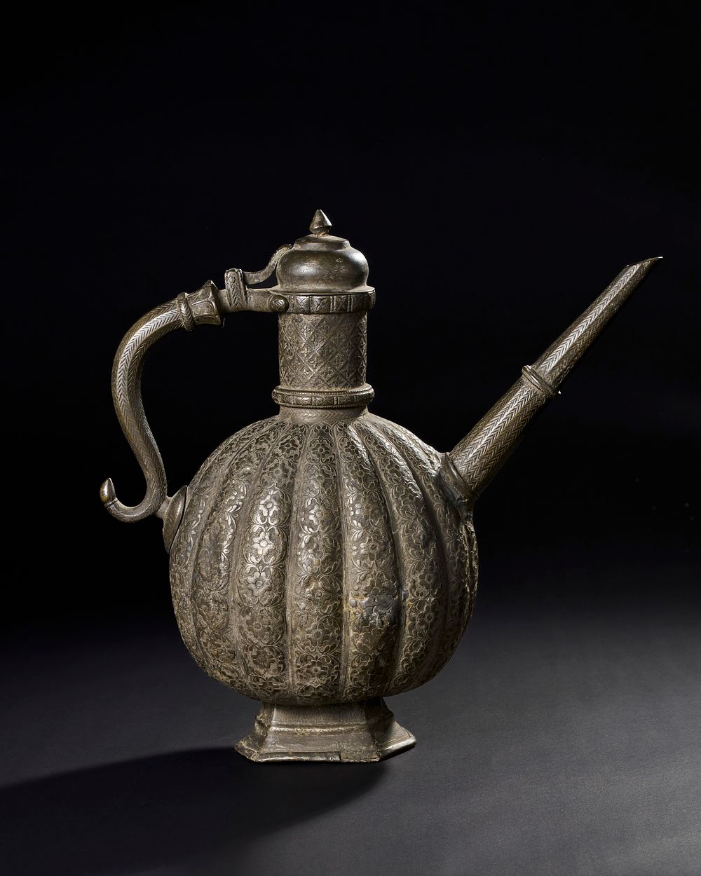 Lot 168: A FINELY ENGRAVED 18TH CENTURY MUGHAL INDIAN TINNED COPPER EWER