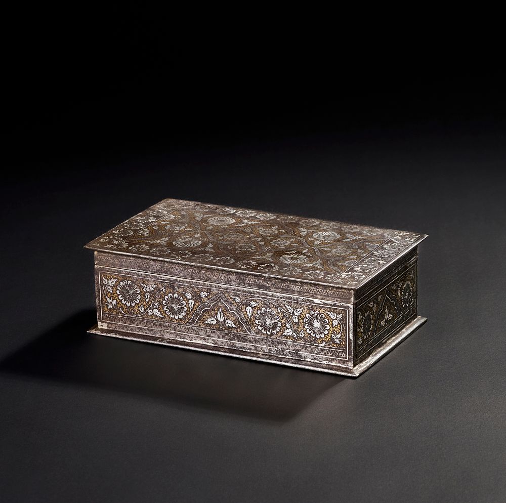 Lot 169: A FINE 19TH CENTURY NORTH INDIAN SIALKOT SILVER AND GOLD OVERLAID STEEL KOFTGARI BOX